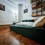 Home Central Apartment